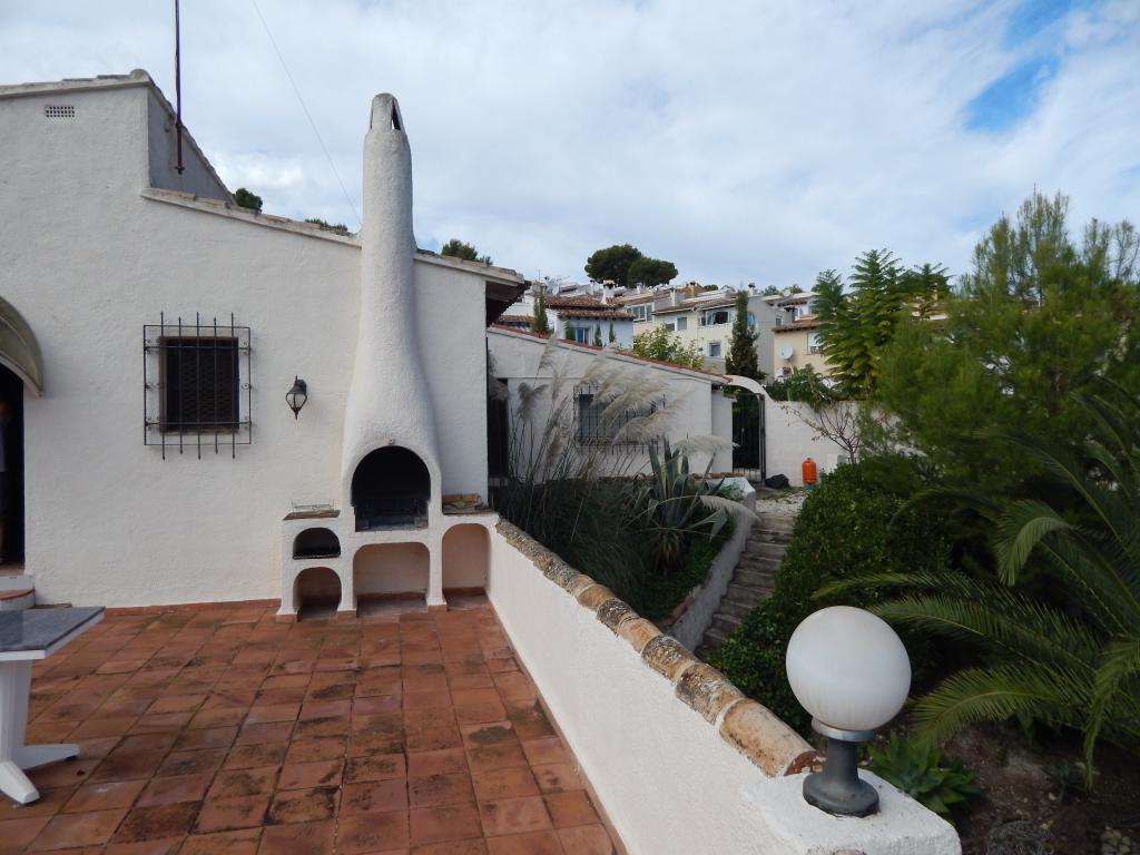 Qlistings 4 Bedroom and 3 bathroom villa on large plot with possible opportunity of a business in Moraira. image 5