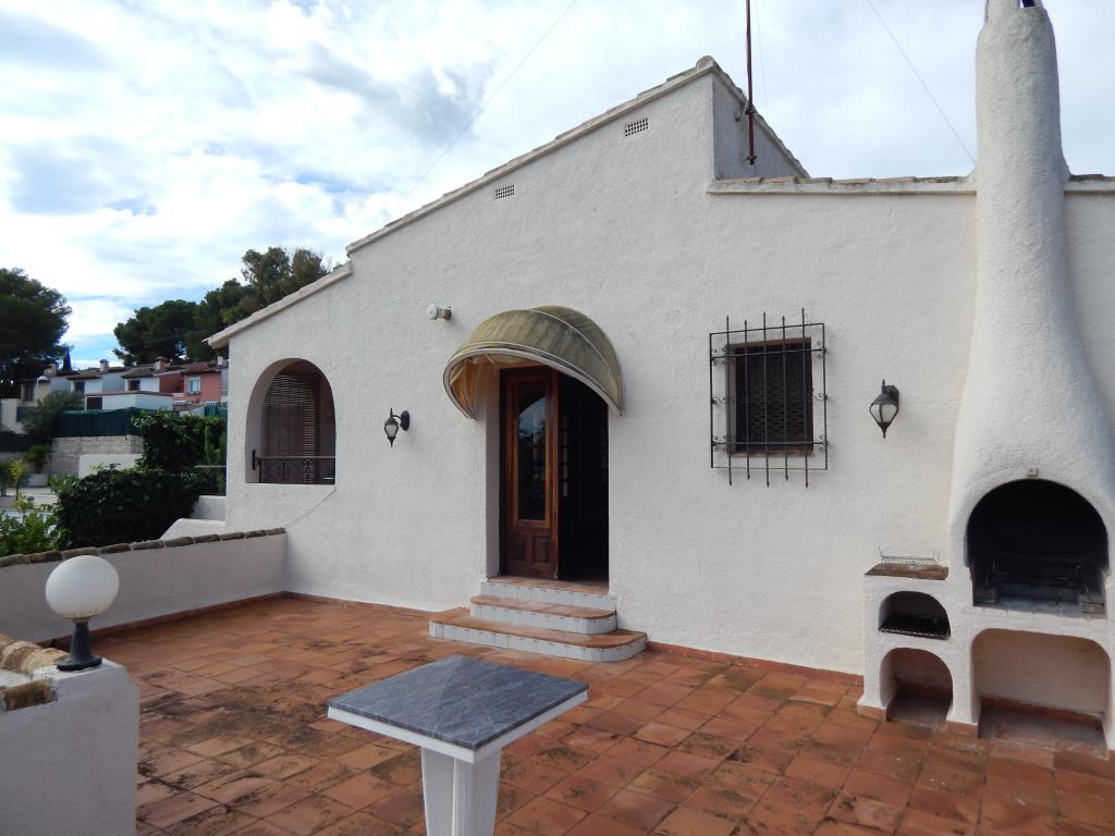 Qlistings 4 Bedroom and 3 bathroom villa on large plot with possible opportunity of a business in Moraira. image 6