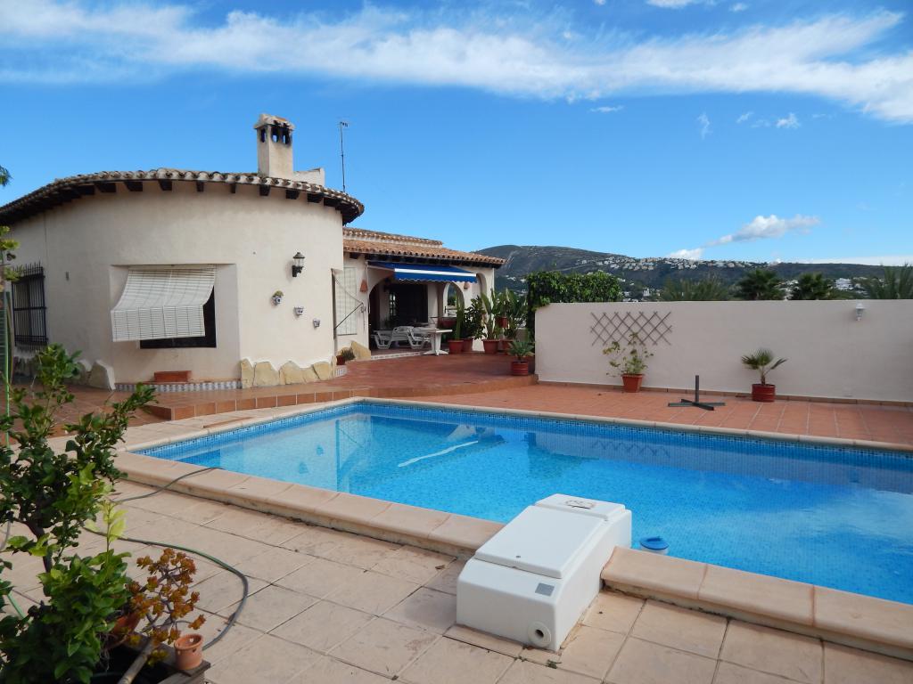 Qlistings 4 Bedroom and 3 bathroom villa on large plot with possible opportunity of a business in Moraira. image 9