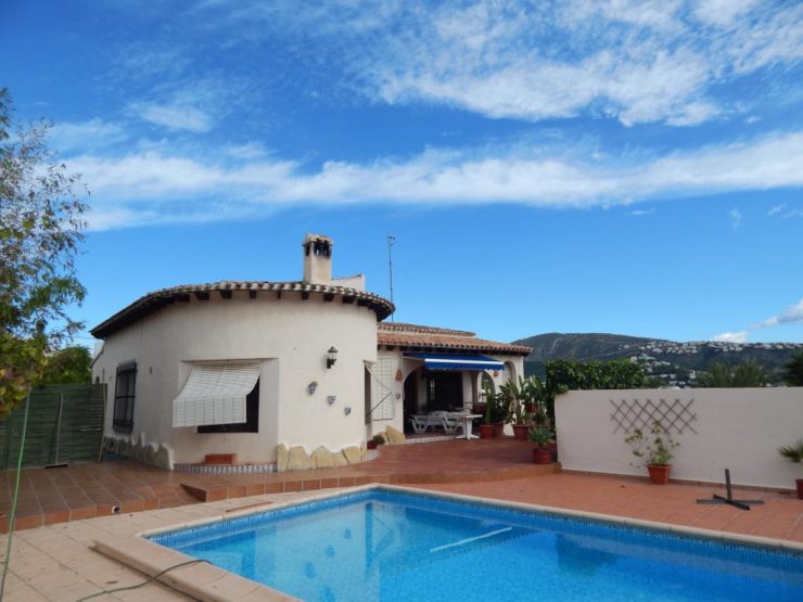 4 Bedroom and 3 bathroom villa on large plot with possible opportunity of a business in Moraira.