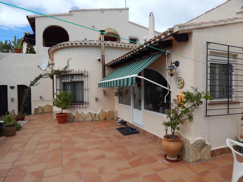 Qlistings 4 Bedroom and 3 bathroom villa on large plot with possible opportunity of a business in Moraira. image 12