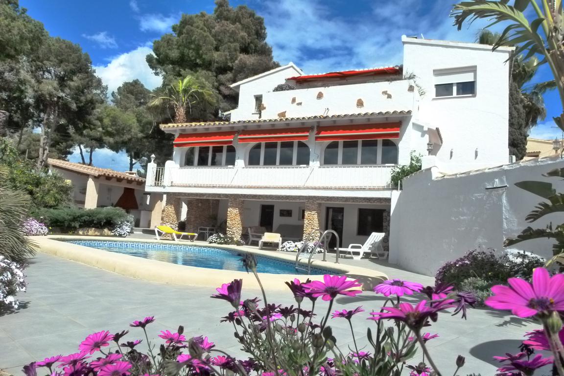 Qlistings 4 bedroom and 4 bathroom villa with Fantastic Seaviews in Pla Del Mar Moraira image 18