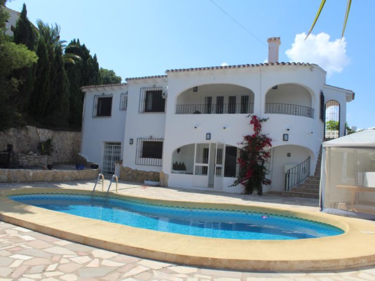 Main Photo of a 6 bedroom  Villa for sale