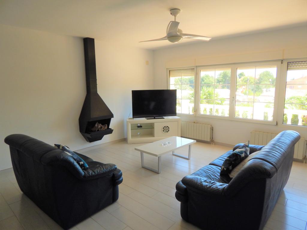 Qlistings Very spacious 4 bed villa 10 minute walking distance to the beautiful town of Moraira and its stunning beaches image 3