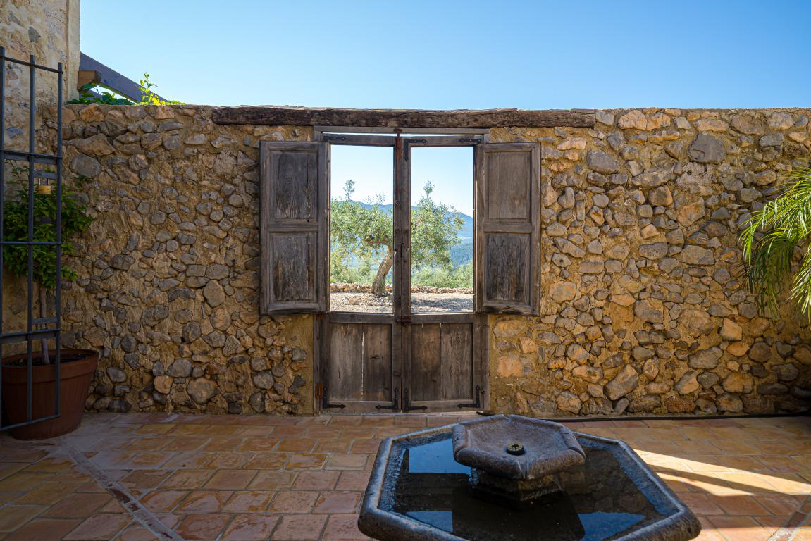 Qlistings LUXURY COUNTRY ESTATE LOCATED IN AN AREA OF PROTECTED OUTSTANDING NATURAL BEAUTY image 30