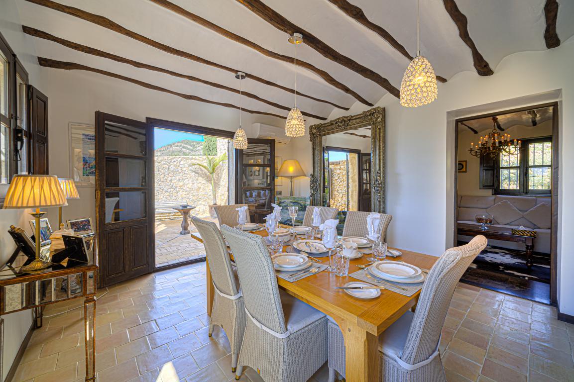 Qlistings LUXURY COUNTRY ESTATE LOCATED IN AN AREA OF PROTECTED OUTSTANDING NATURAL BEAUTY image 52