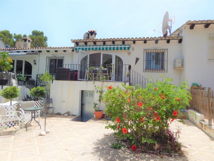 2 bedroom bungalow in Moraira with private garden and access to a communal swimming pool