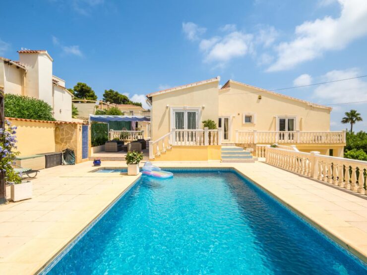 Lovely 5 Bedroom Villa with Guest Apartment in a Sought After Location in Moraira.