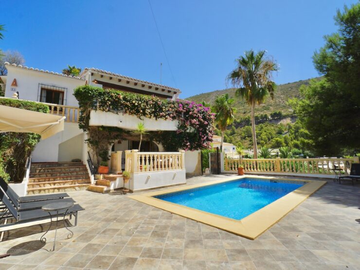 Qlistings - 5 bedroom 3 bathroom Traditional Spanish villa for sale in Moraira Property Image