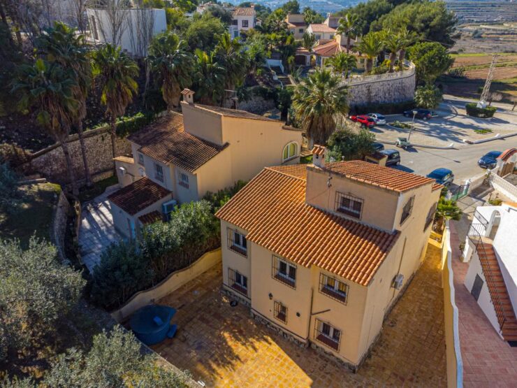 Qlistings - Beautiful Renovated Character House Offering 3 Accomodations On 1810 M2 With Pool. Rare Property Thumbnail