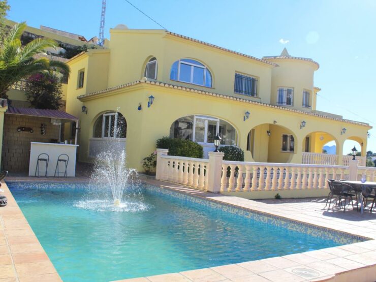 8 Bedroom, 4 Bathroom Villa Consisting of 3 to 4 Apartments with Shared pool on the  Benissa Costa