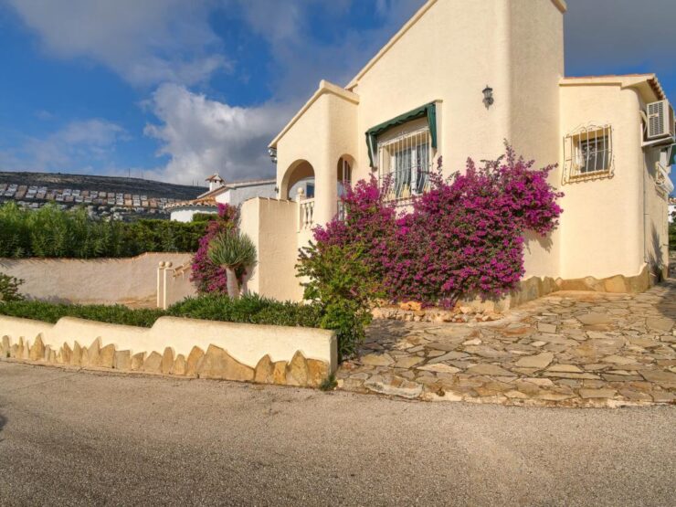 DETACHED VILLA OF 402m2 PLOT IN CUMBRES DEL SOL