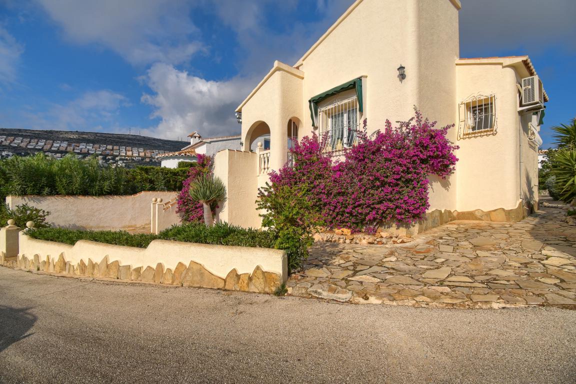 DETACHED VILLA OF 402m2 PLOT IN CUMBRES DEL SOL