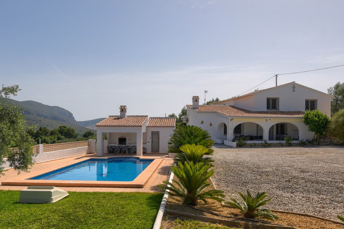 4 bedroom 3 bathroom Beautiful traditional Spanish villa for sale in Benissa