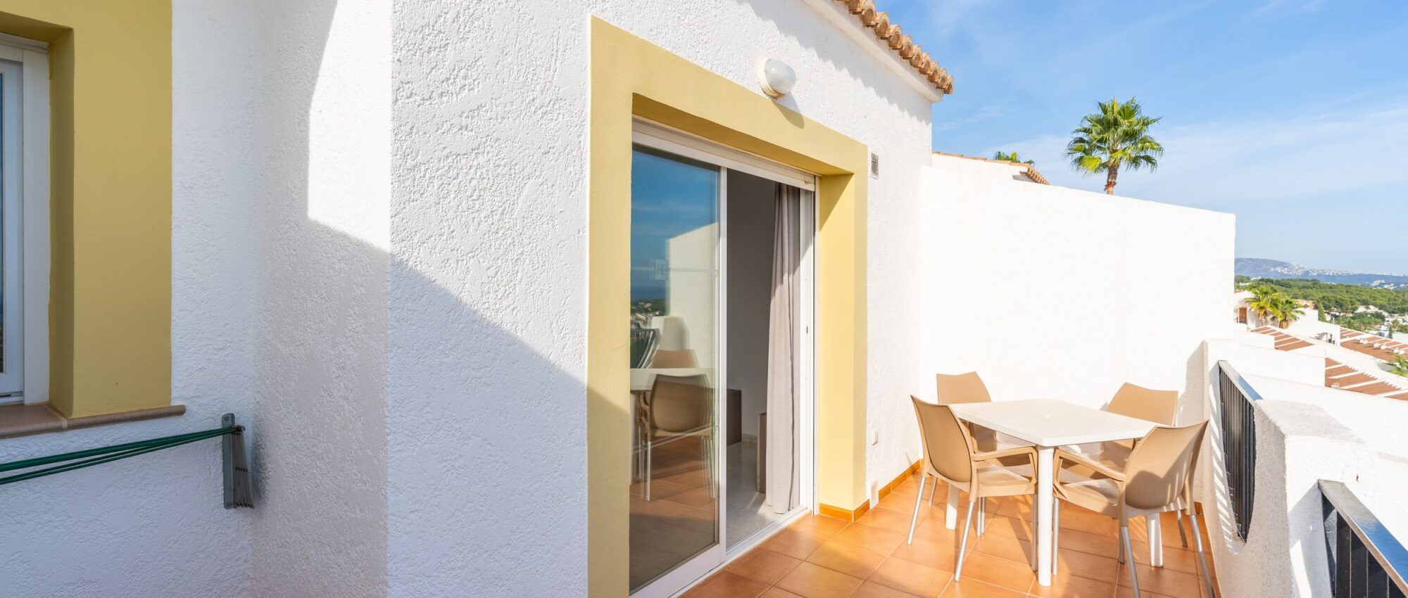 Development of bungalows located in a quiet residential area with spectacular views of the Mediterranean Sea and the Peñón de Ifach. Townhouses with 1, 2, and 3 bedrooms.