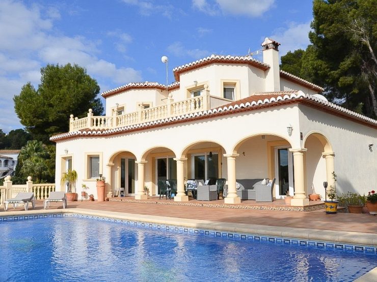 4 bedroom 3 bathroom Traditional modern Spanish villa with sea views for sale in Benissa