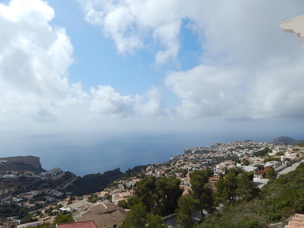 Duplex in Exclusive to Oceanview Estates we bring you this amazing three bedroom 2 bathroom apartment boasting the best sea views on the Costa Blanca. 