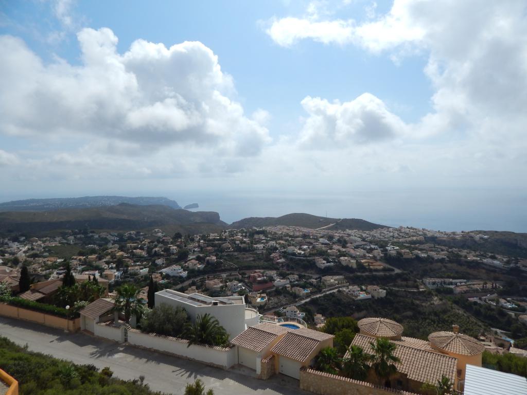 Duplex in Exclusive to Oceanview Estates we bring you this amazing three bedroom 2 bathroom apartment boasting the best sea views on the Costa Blanca. 