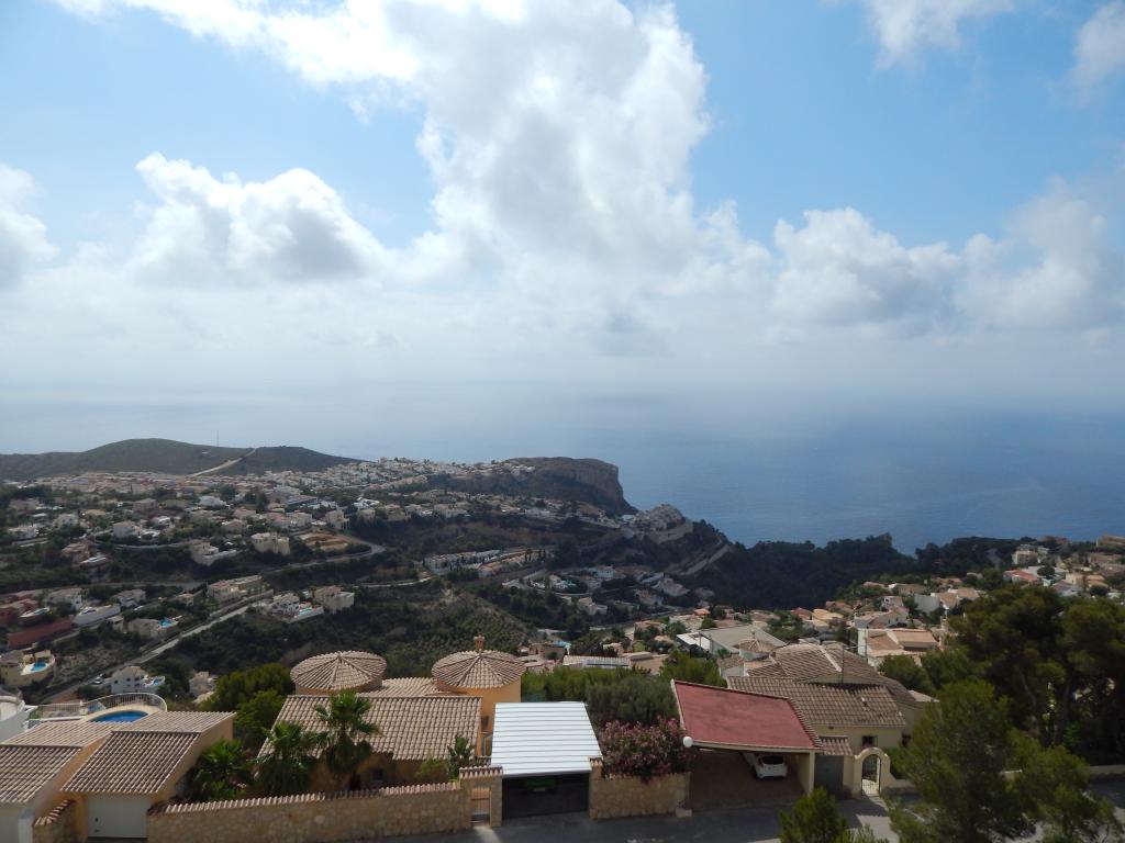 Duplex in Exclusive to Oceanview Estates we bring you this amazing three bedroom 2 bathroom apartment boasting the best sea views on the Costa Blanca. 