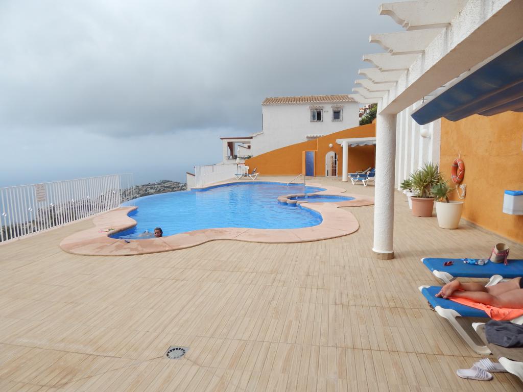 Duplex in Exclusive to Oceanview Estates we bring you this amazing three bedroom 2 bathroom apartment boasting the best sea views on the Costa Blanca. 