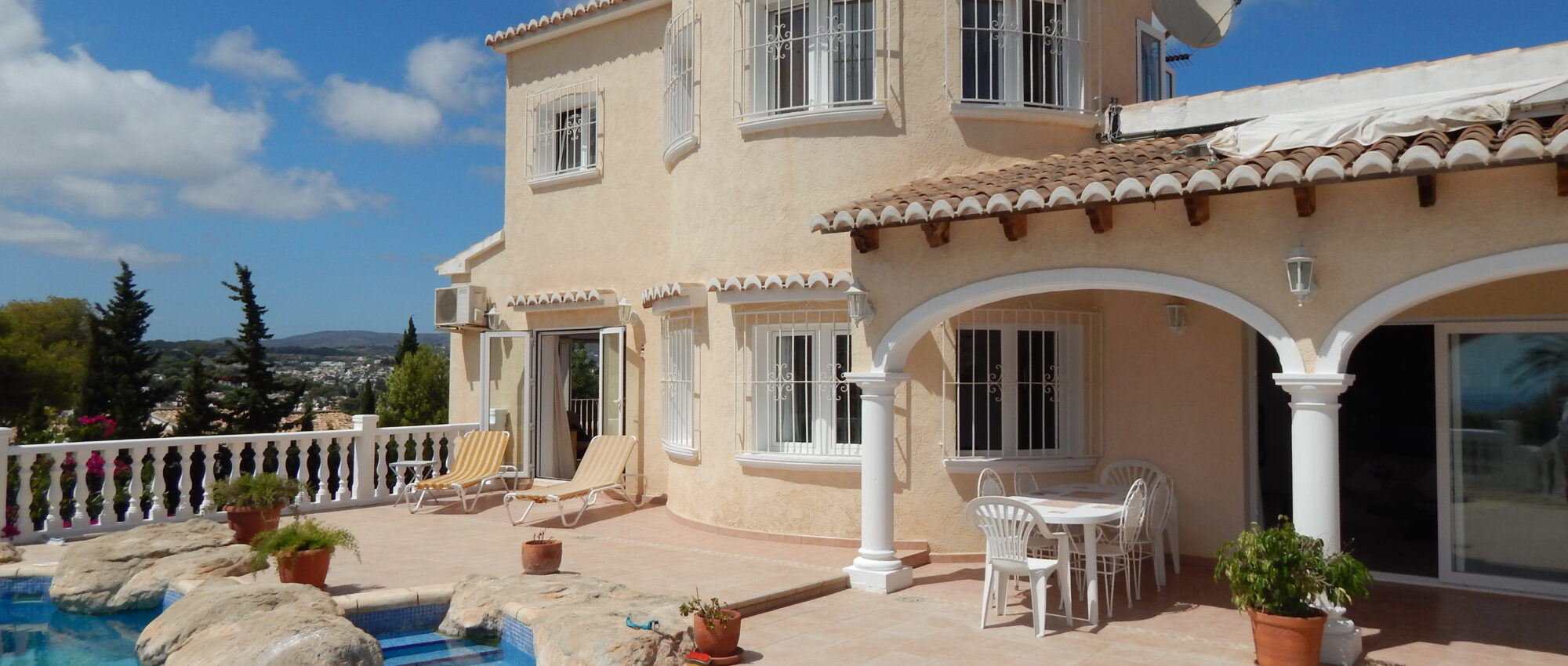 3 and half bedroom 2 bathroom villa with sea views in pla del Mar Moraira 12 minute walk to El Portet