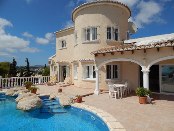 3 and half bedroom 2 bathroom villa with sea views in pla del Mar Moraira 12 minute walk to El Portet