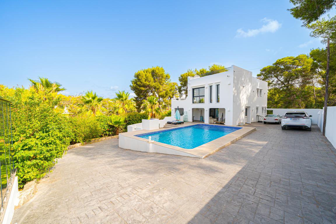 Fully Reformed Modern 4 Bed Villa Walking Distance to Moraira Centre