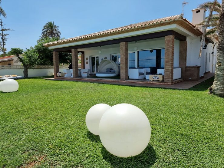 Fantastic 4 bedroom 3 bathroom frontline to beach in Denia