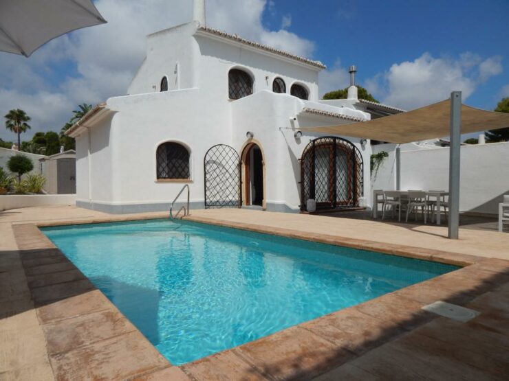 3 bedroom 2 bathroom villa with pool in one of the best locations in Moraira for winter let