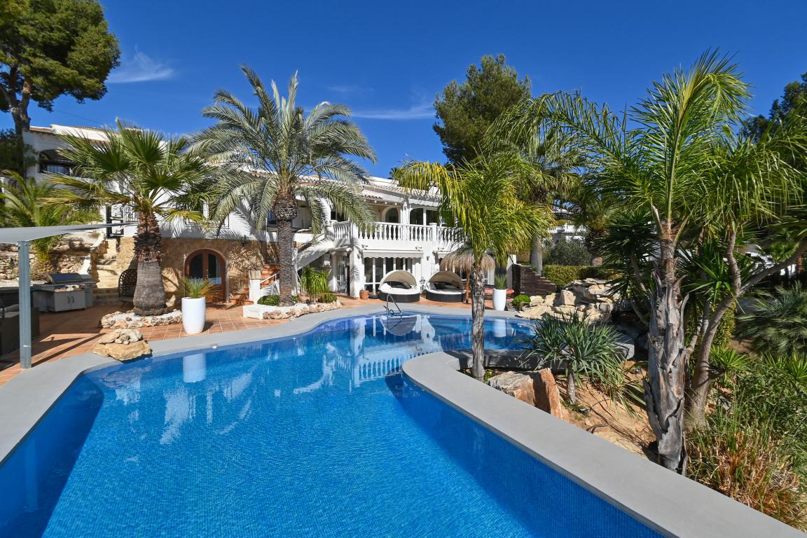 Fully Refurbished To A High Standard 4 Bed Villa Overlooking San Jaime Golf Course.